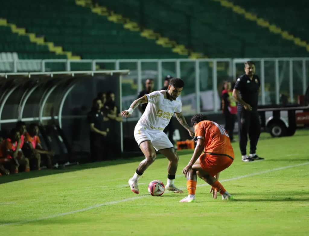 Camboriú larga na frente e fica a um empate da taça