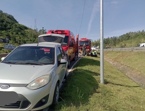Colisão entre carro e moto deixa mulher ferida em Tubarão