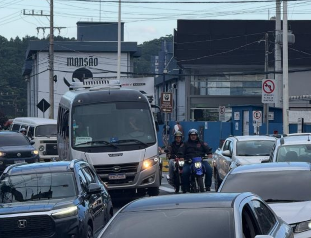 Acidente e horário de pico provocam filas na BR-101 em Itajaí