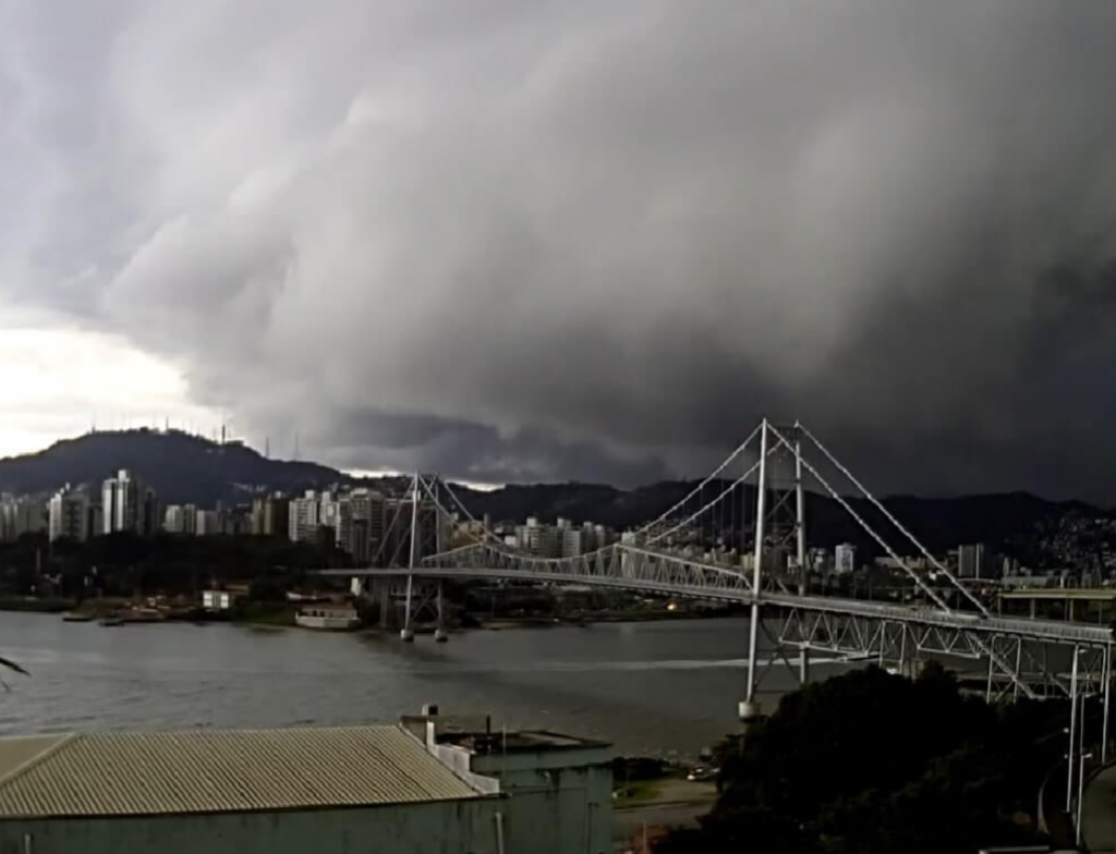 Tempo vira e SC entra em alerta para temporais nesta segunda