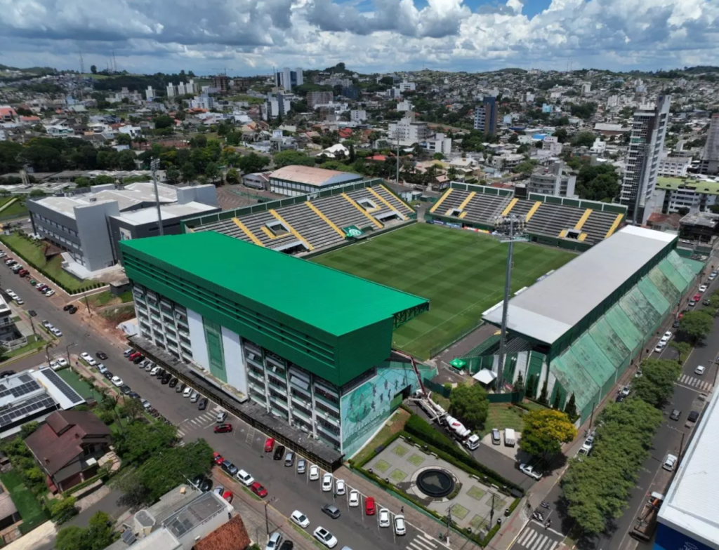 Chapecoense e Barra decidem o título do Catarinense 2026 neste domingo na Arena Condá. Veja horário, onde assistir e escalações