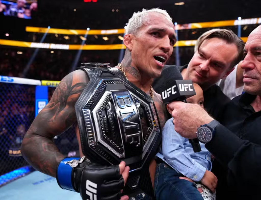 Charles do Bronx vence Max Holloway por decisão unânime no UFC 326, em Las Vegas, e conquista o cinturão BMF da organização