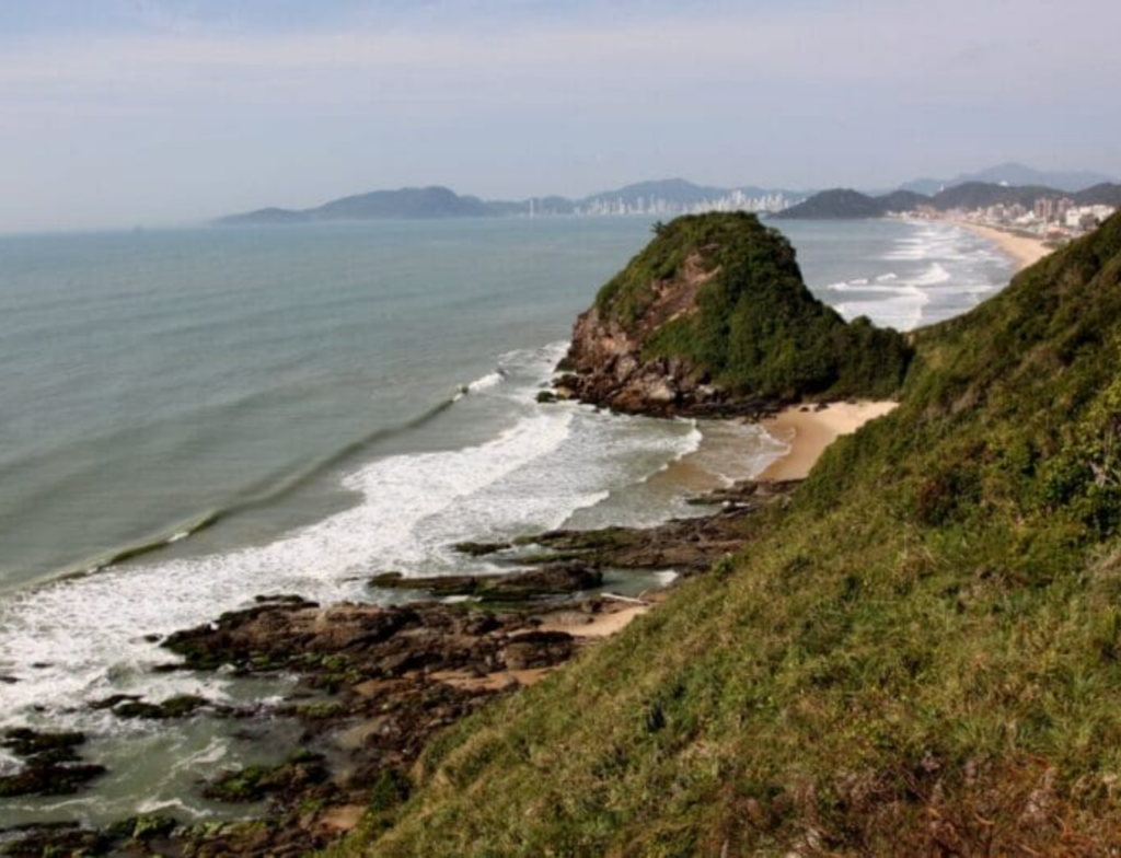 Praia da Solidão, em Itajaí, chama atenção pela natureza preservada e acesso difícil entre Brava e Cabeçudas