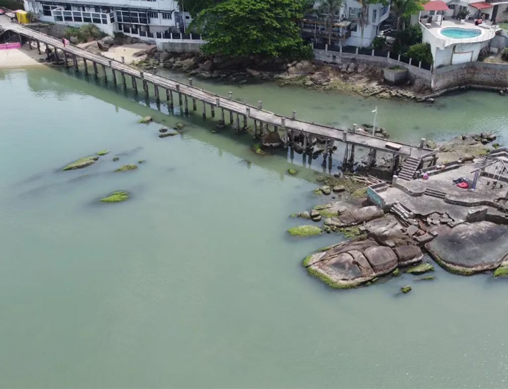 Moradores de Coqueiros discutem futuro de trapiche histórico em Florianópolis, abandonado desde 2014 e com obra paralisada