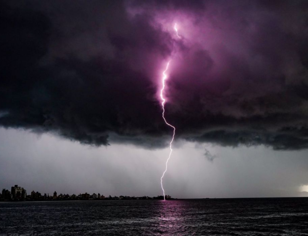 Santa Catarina deve ter temporais, rajadas de vento de até 70 km/h e mar agitado neste domingo e na segunda-feira