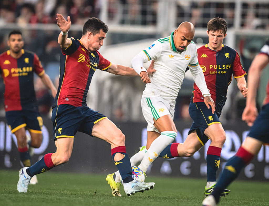 Genoa vence Roma por 2 a 1 com gol do brasileiro Junior Messias e tira time da capital do G4 do Campeonato Italiano