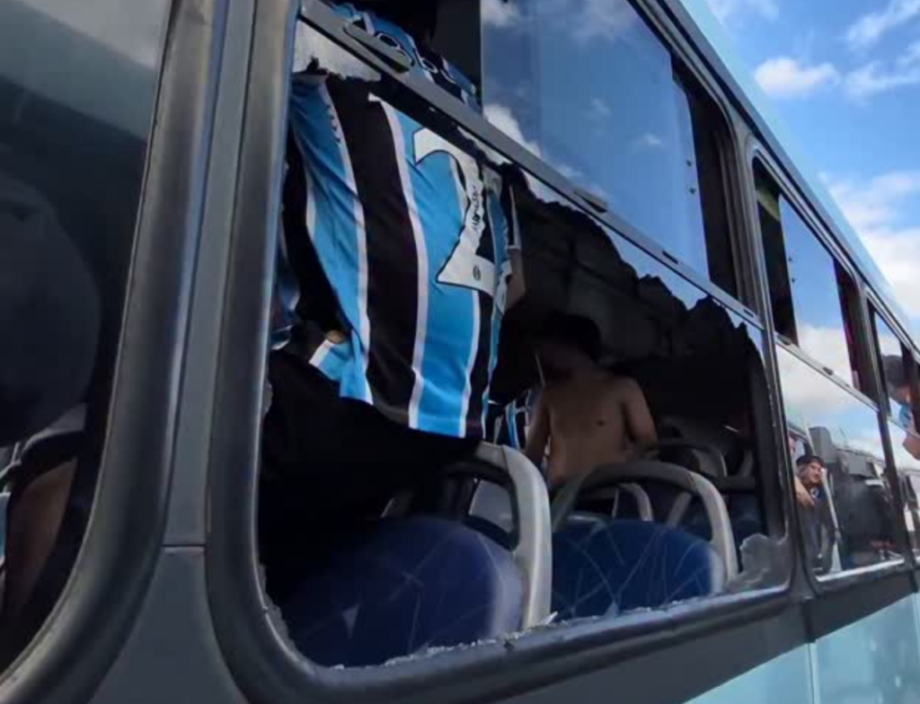 Confusão entre torcedores antes do Gre-Nal 451 teve ônibus apedrejado e intervenção da Brigada Militar no Beira-Rio