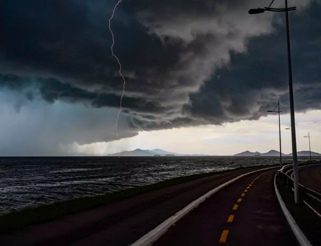 Inmet emite alerta de ventos costeiros para 86 municípios de SC devido a ciclone extratropical próximo ao litoral