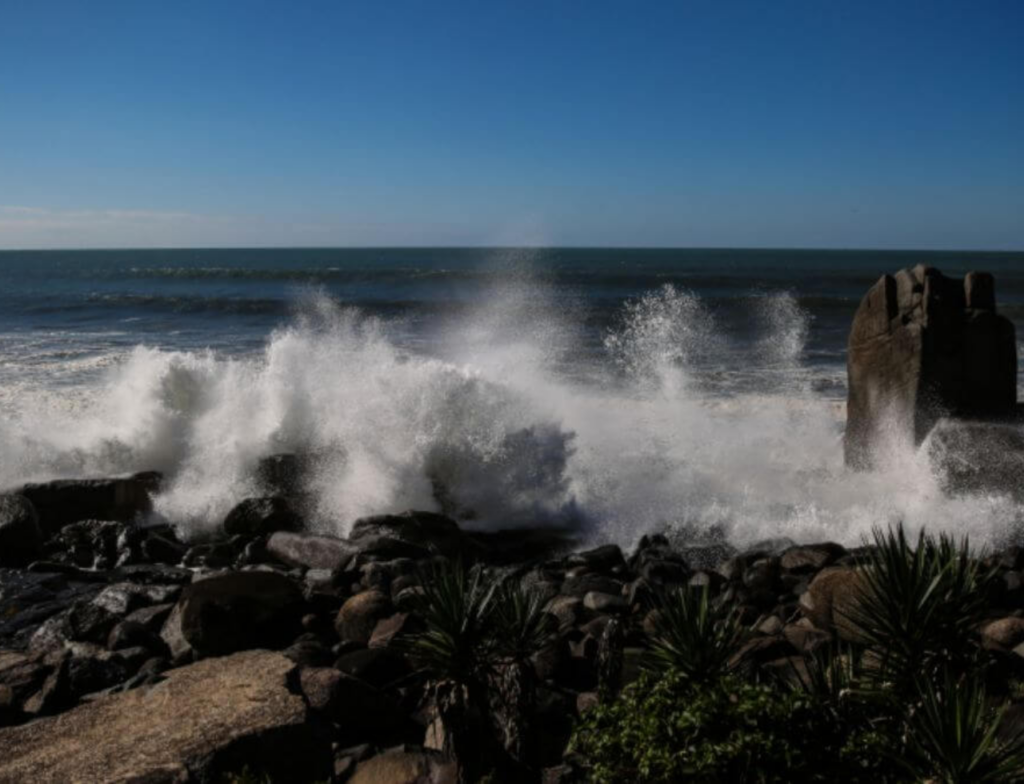 Defesa Civil alerta para mar agitado no litoral de SC