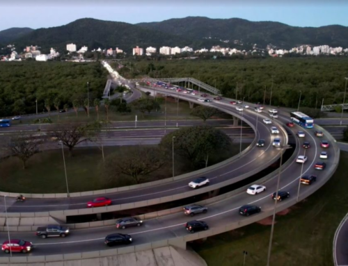 Motociclista cai de viaduto após bater em proteção no elevado do CIC