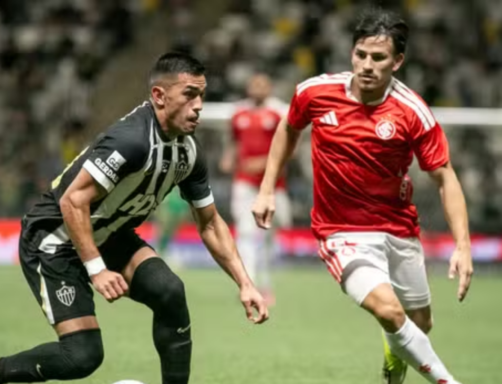 Atlético-MG vence o Inter e deixa a zona de rebaixamento