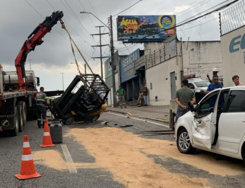 Empilhadeira transportada em caminhão cai e atinge carro em Florianópolis