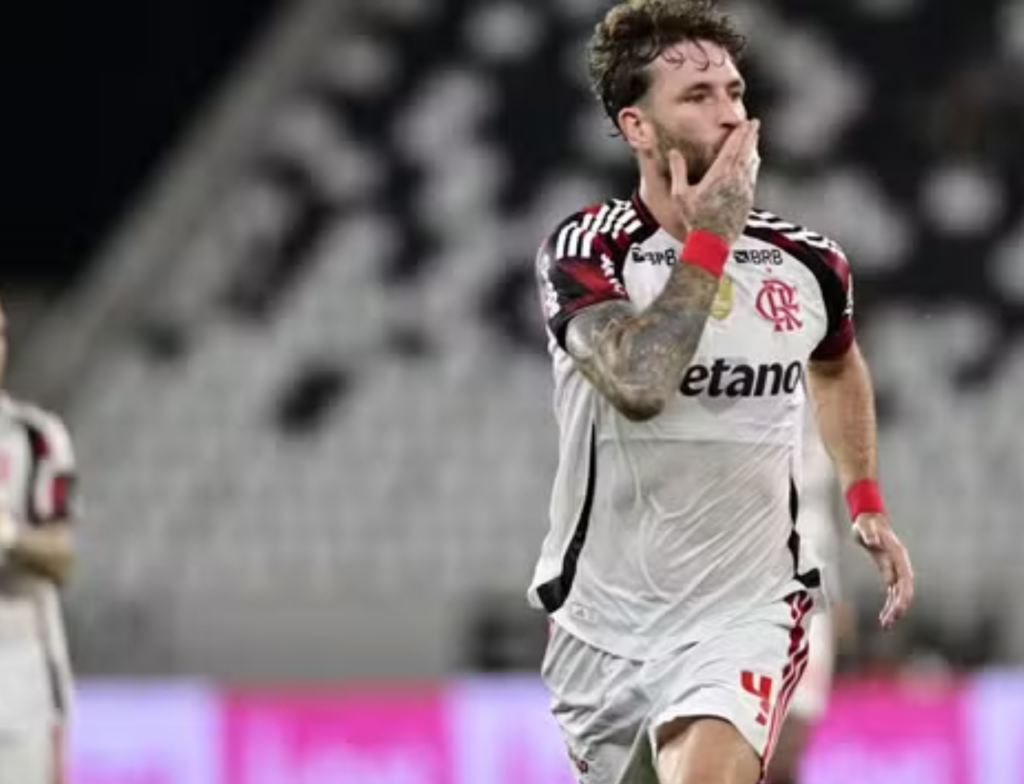 Flamengo vence Botafogo por 3 a 0 e entra no G-4 do Brasileirão
