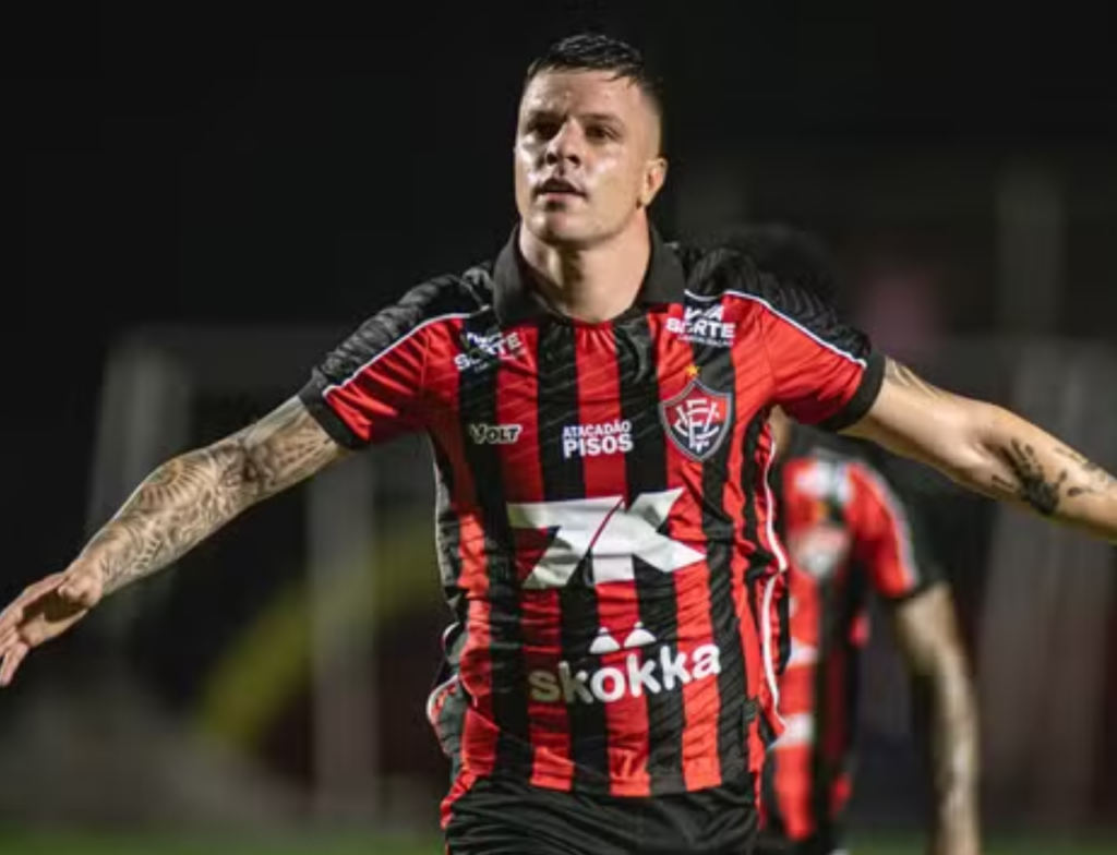 Vitória vence Atlético-MG no Barradão e volta a subir na Série A