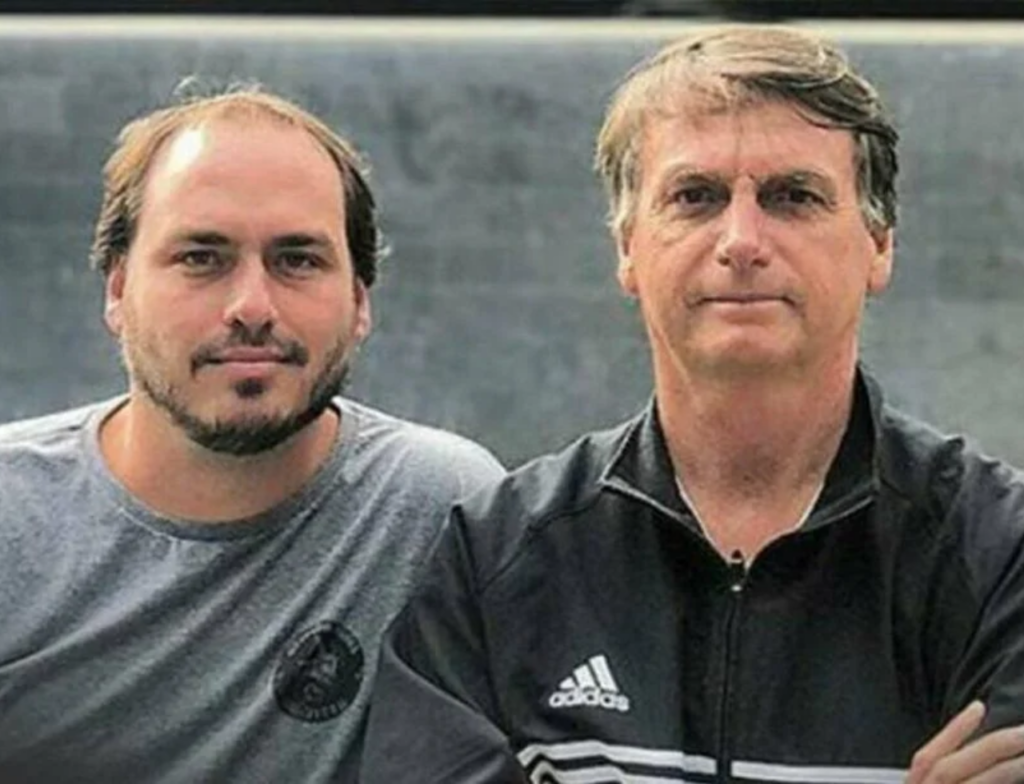 Carlos Bolsonaro diz que quadro de Bolsonaro na UTI segue grave