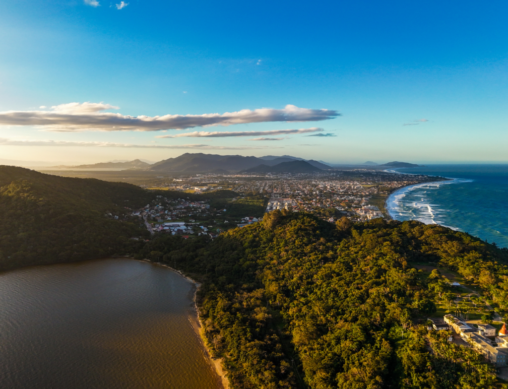 Outono em SC começa com calor acima da média e risco de ciclones