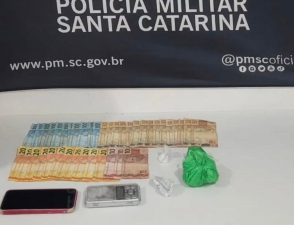 Polícia flagra suspeita de tráfico em casa abandonada em Imbituba