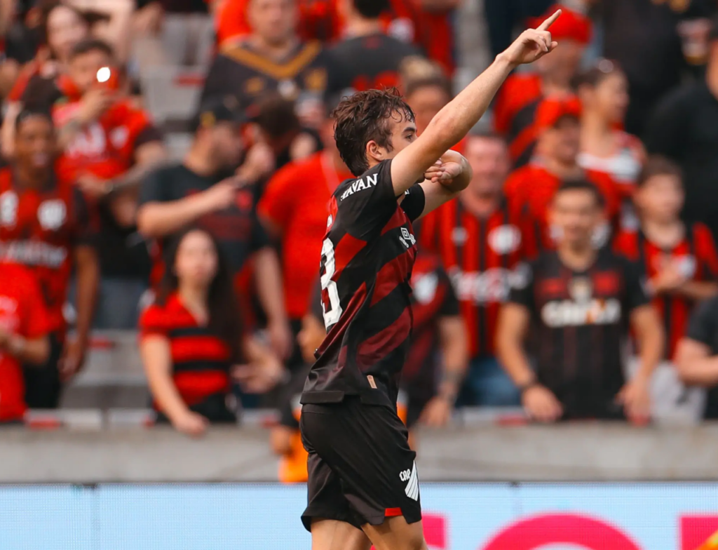 Athletico supera o Coritiba e volta a vencer clássico após anos