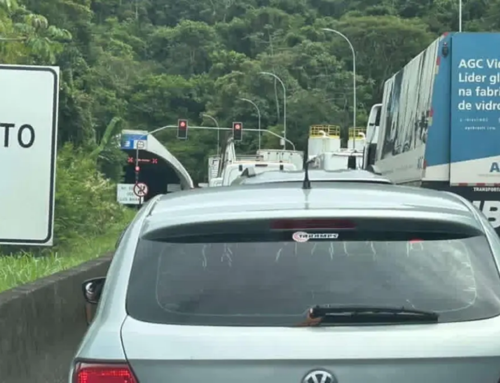 Acidente trava BR-101 e causa filas de até 25 km no Litoral Norte