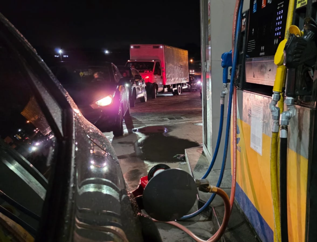 Filas em postos marcam dia de apreensão no Sul de SC