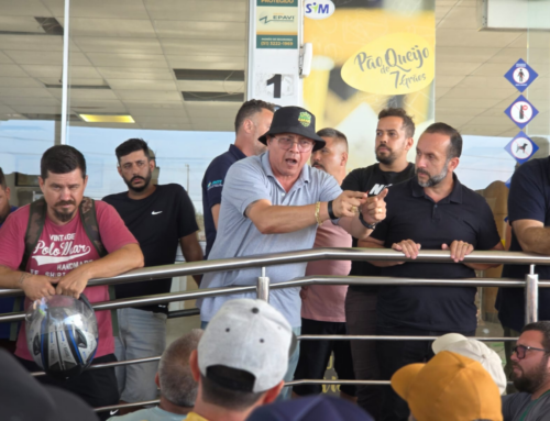 Caminhoneiros encerram greve em SC após acordo com avanços