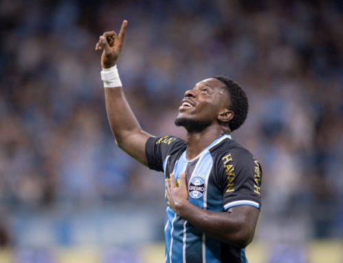 Grêmio vence Vitória e encosta no G-4 do Brasileirão
