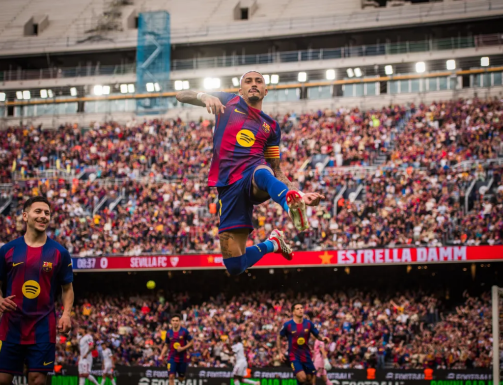 Raphinha marca três e Barcelona goleia Sevilla por 5 a 2