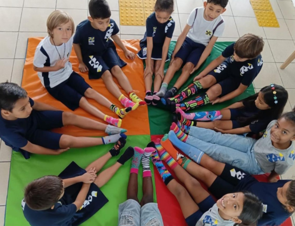 Escolas de Itajaí aderem às meias coloridas por inclusão