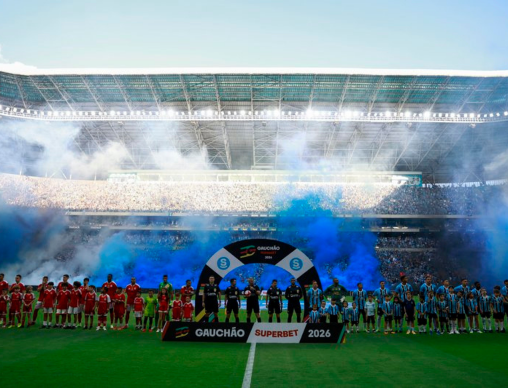 Grêmio faz 3 a 0 no Inter e fica perto do título gaúcho