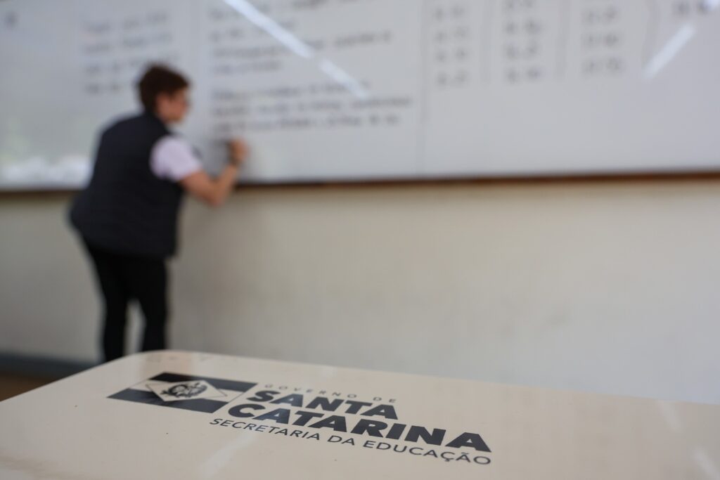 Santa Catarina lança concurso com até 10 mil vagas na educação