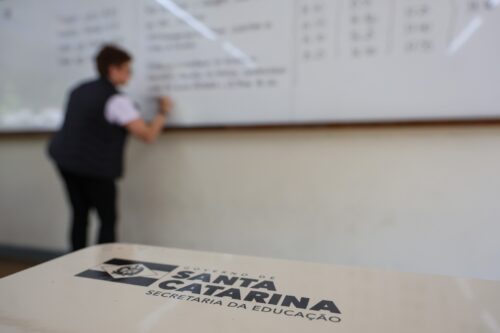 Santa Catarina lança concurso com até 10 mil vagas na educação