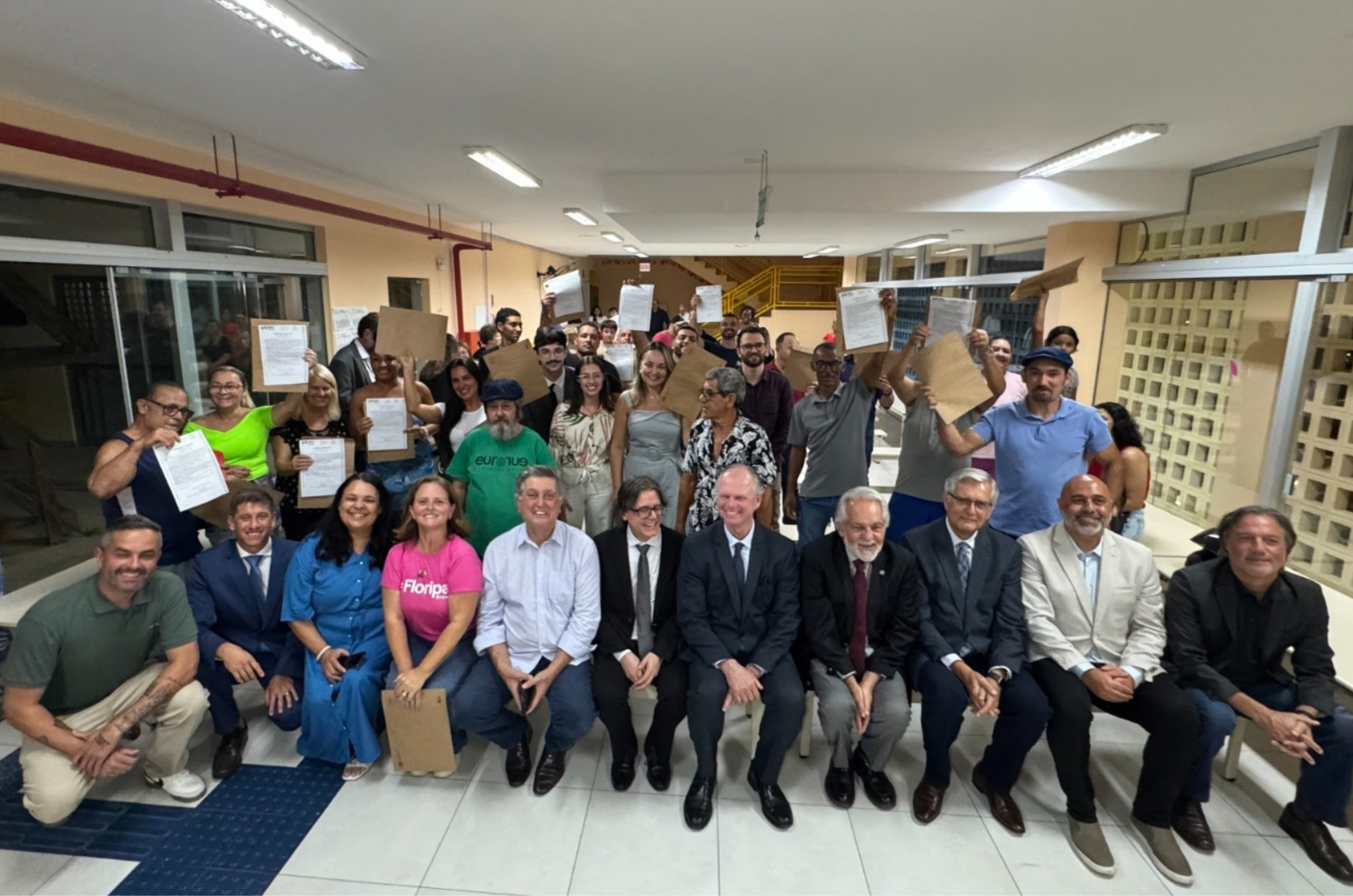 Títulos imobiliários são entregues a 38 famílias em Coqueiros