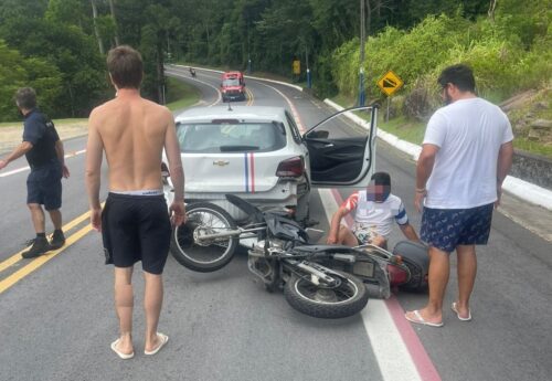 Motociclista fica ferido após colisão entre motocicleta e veículo em avenida de BC