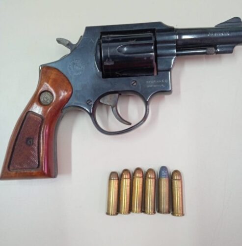 Revólver municiado é apreendido com investigado por violência doméstica em Joinville