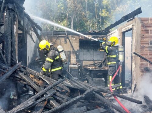 Sobra apenas um cômodo de residência consumida por incêndio em Blumenau