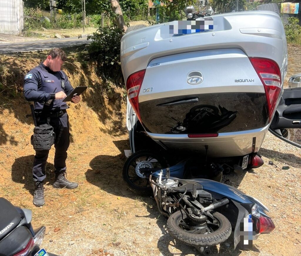 Automóvel capota e atinge duas motocicletas estacionadas em BC