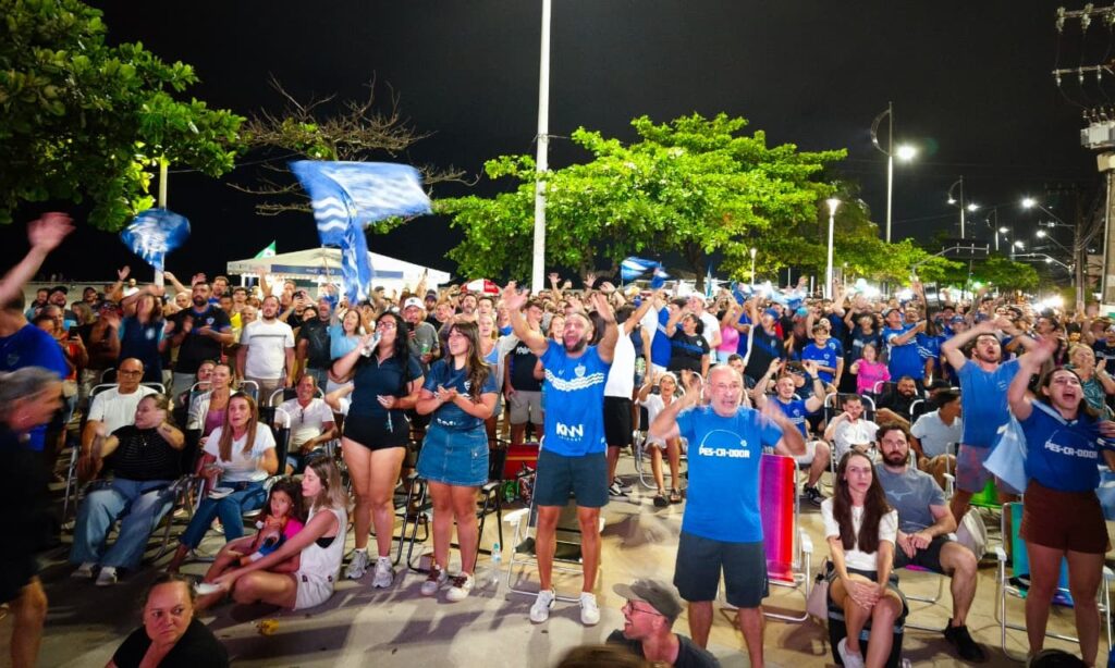 Multidão acompanha decisão por telão na beira-mar de BC e comemora título estadual do Barra. - Foto: Divulgação/PMBC