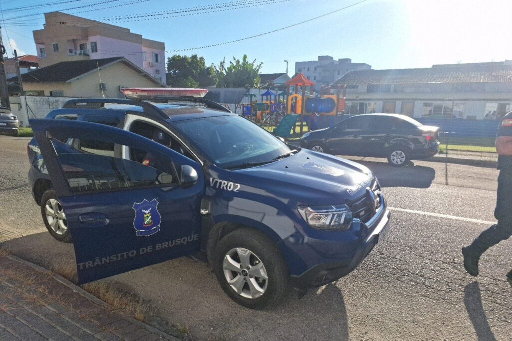 Criança de 2 anos presa no interior de veículo é resgatada em Brusque