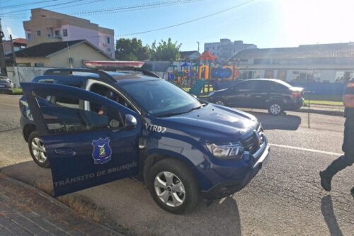 Criança de 2 anos presa no interior de veículo é resgatada em Brusque