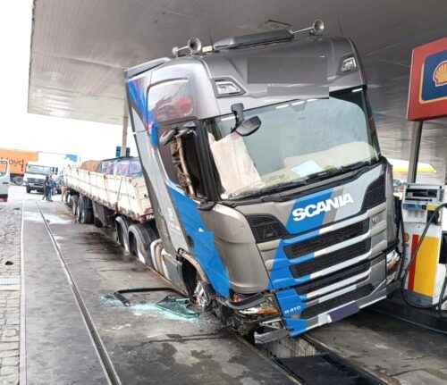 Carreta desgovernada atinge bombas de abastecimento em posto de combustíveis de Itajaí