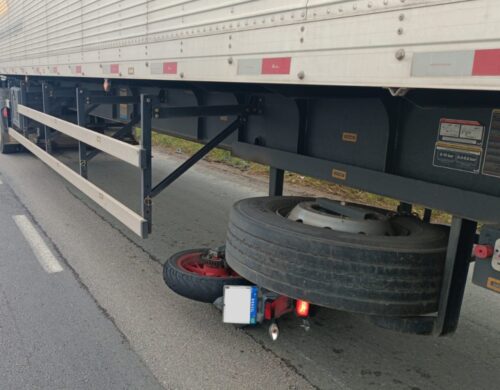 Casal ocupante de motocicleta é atropelado por caminhão e mulher fica gravemente ferida em Itajaí
