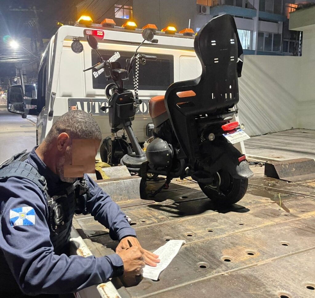 Autopropelido flagrado acima da velocidade permitida e acaba removido ao pátio em BC