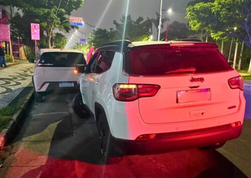 Condutor embriagado colide contra veículos estacionados em avenida de Itajaí