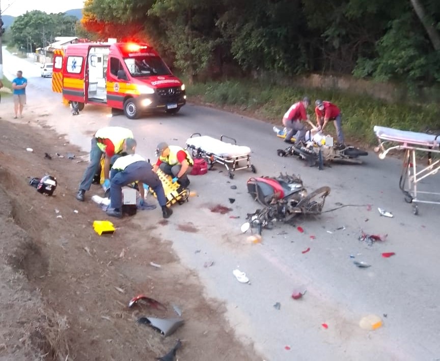 Colisão entre motocicletas deixa homem inconsciente e mulher gravemente ferida em Penha