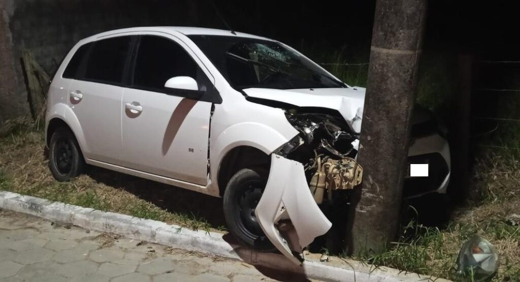 Colisão de automóvel em poste provoca danos Jaguaruna