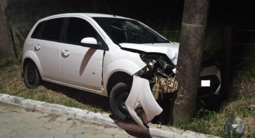 Colisão de automóvel em poste provoca danos Jaguaruna