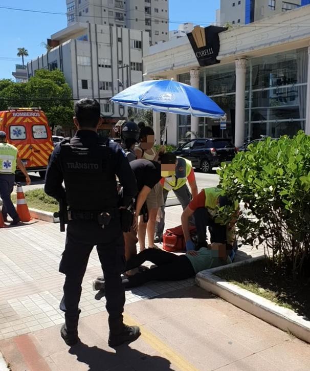 Ciclista fica ferida após colidir em patinete elétrico em BC