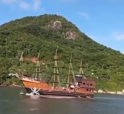 Casal em jet ski é atropelado por Barco Pirata em praia de BC