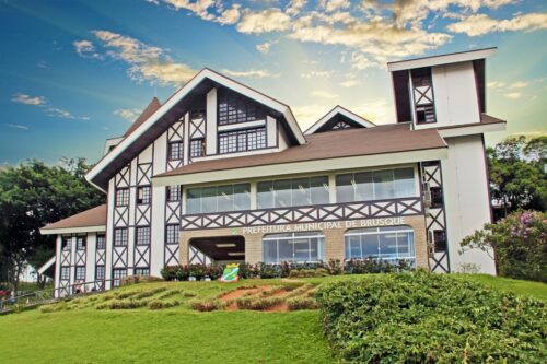 Processos seletivos com salários de até R$ 22 mil estão com inscrições abertas em Brusque