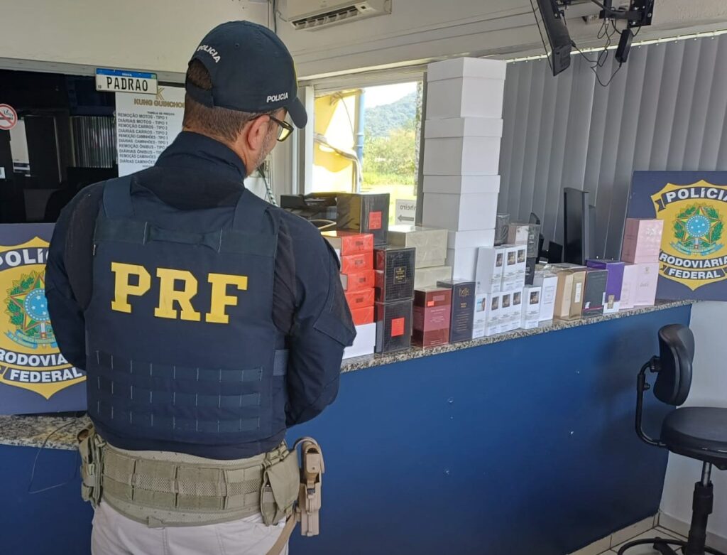 Cheiro de luxo em veículo acaba em apreensão de perfumes avaliados em mais de R$ 300 mil na BR-101 em BC